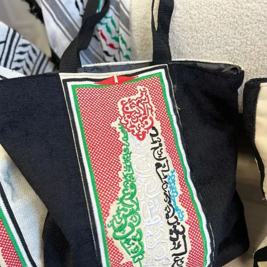 Photo d'un sac noir brodé Palestine